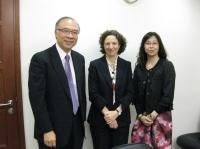 Ms. Nicola Dandridge (middle), Chief Executive of the Universities UK, visited CUHK on 29 November 2012 and met with Prof. Jack Cheng (left), Pro-Vice-Chancellor, and Ms. Shally Fan (right), Director of Academic Links.
